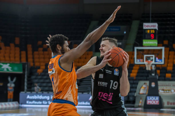 充满对抗性 充满对抗性